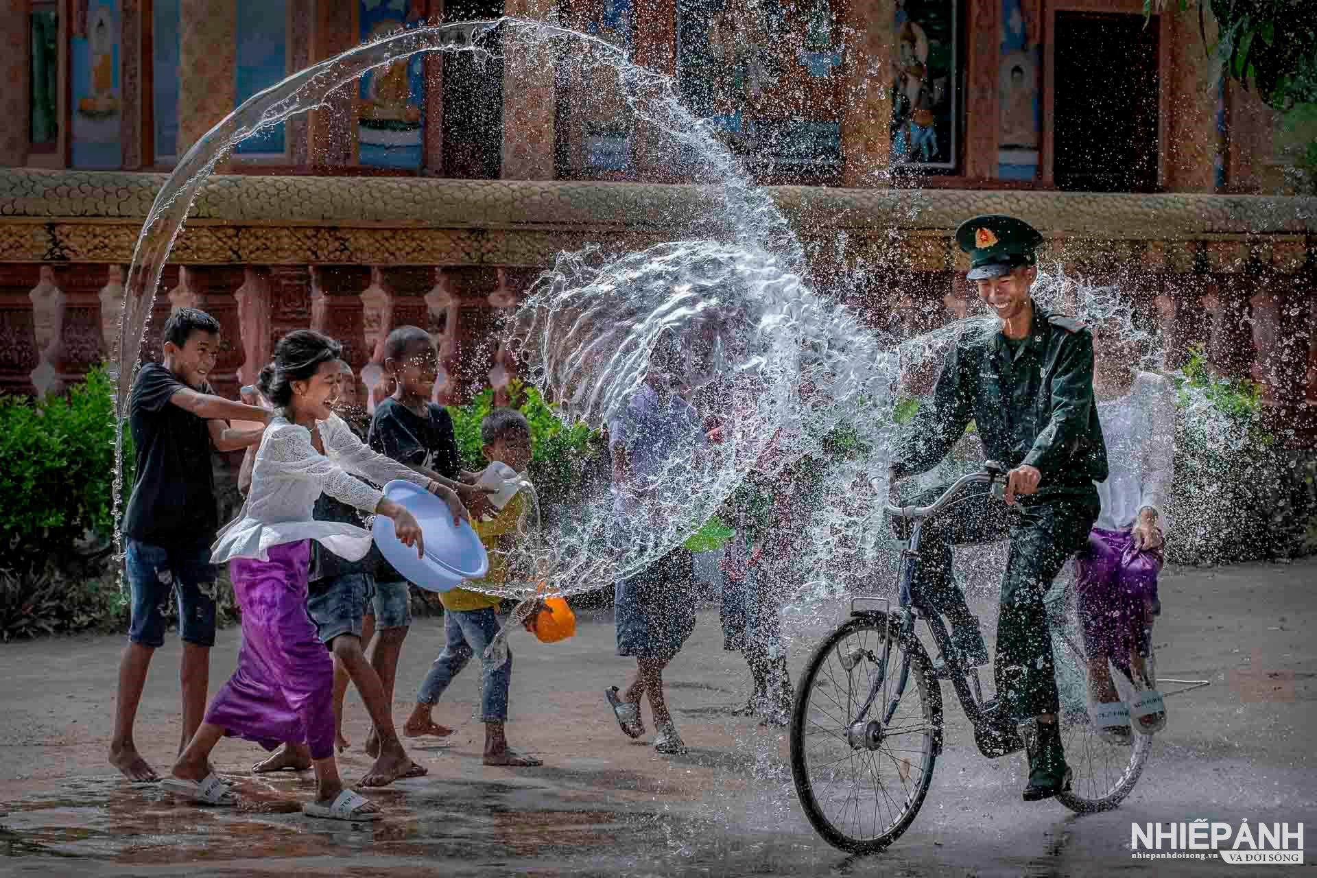 Vui ngày hội té nước Khmer 
