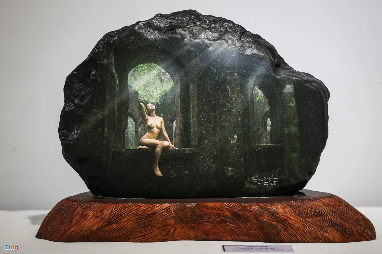  Bức ảnh nude trên đá của Thái Phiên